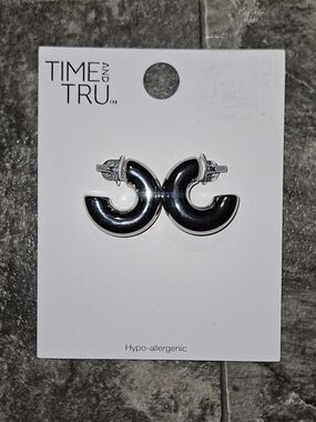 Time and Tru Silver Chunky "C" Hoop Earrings BNIB